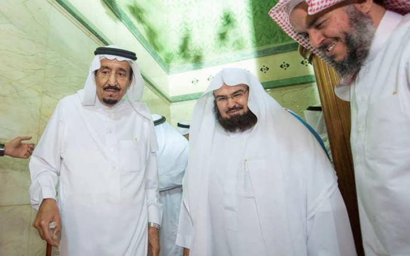 صور: الملك سلمان يشارك بغسل جدار الكعبة