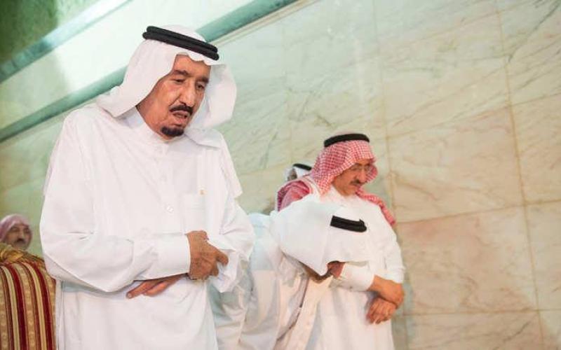 صور: الملك سلمان يشارك بغسل جدار الكعبة