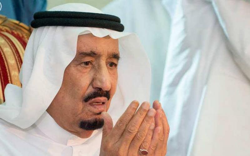 صور: الملك سلمان يشارك بغسل جدار الكعبة
