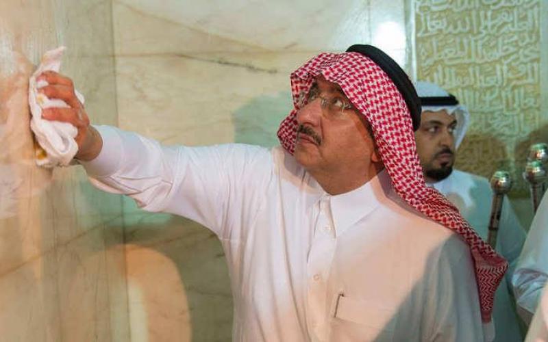صور: الملك سلمان يشارك بغسل جدار الكعبة