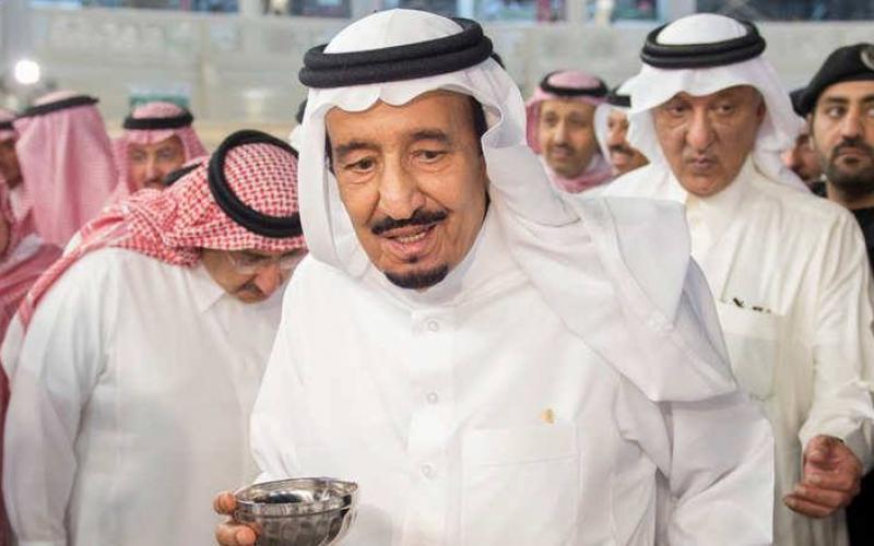 صور: الملك سلمان يشارك بغسل جدار الكعبة
