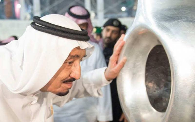 صور: الملك سلمان يشارك بغسل جدار الكعبة