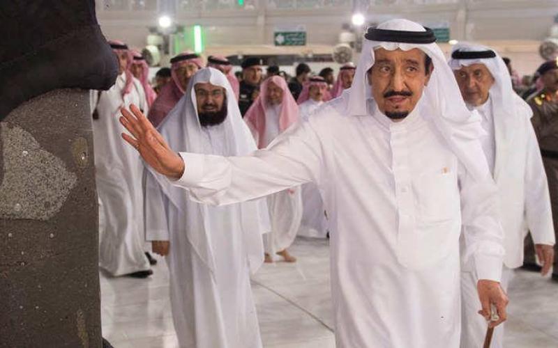 صور: الملك سلمان يشارك بغسل جدار الكعبة