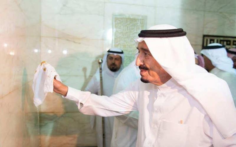 صور: الملك سلمان يشارك بغسل جدار الكعبة