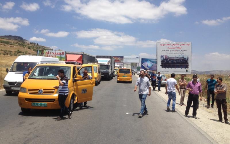 صور: أزمة جراء إغلاق الاحتلال حواجز نابلس