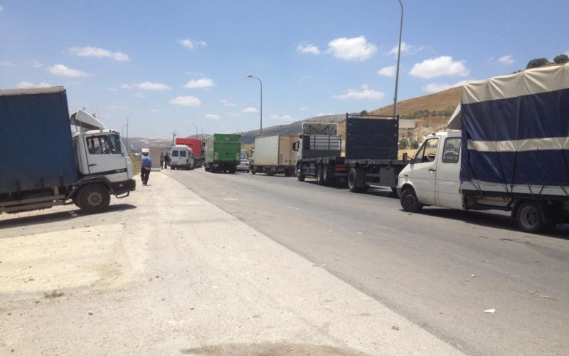صور: أزمة جراء إغلاق الاحتلال حواجز نابلس