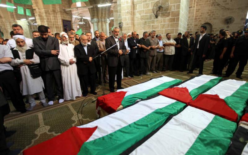 صور.. صلاة الجنازة على الشهداء بإمامة هنية