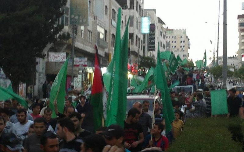 بالصور..الخليل تستقبل الشهداء بالورود والرايات