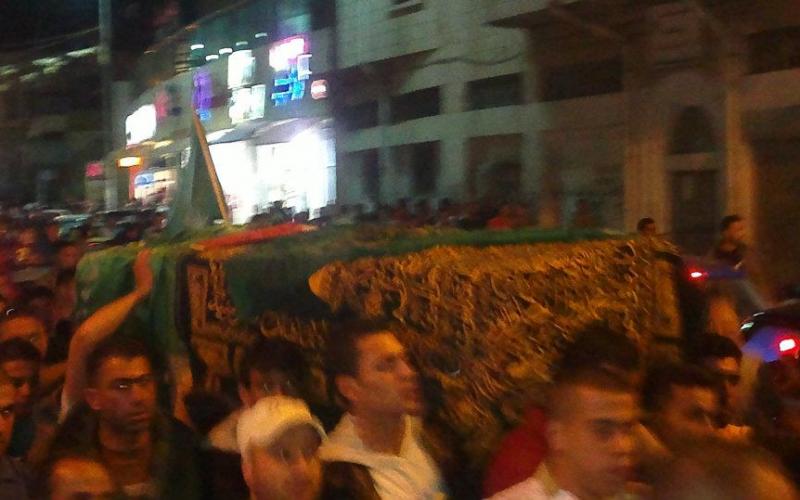 بالصور..الخليل تستقبل الشهداء بالورود والرايات