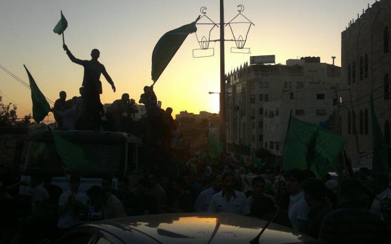 بالصور..الخليل تستقبل الشهداء بالورود والرايات
