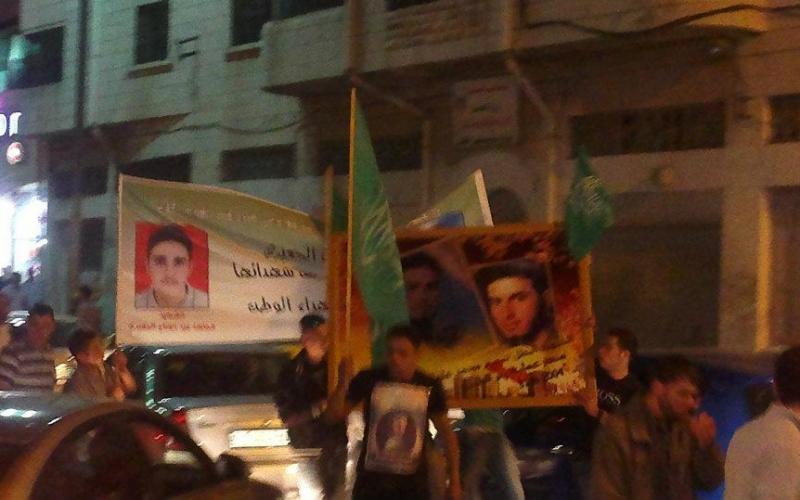 بالصور..الخليل تستقبل الشهداء بالورود والرايات