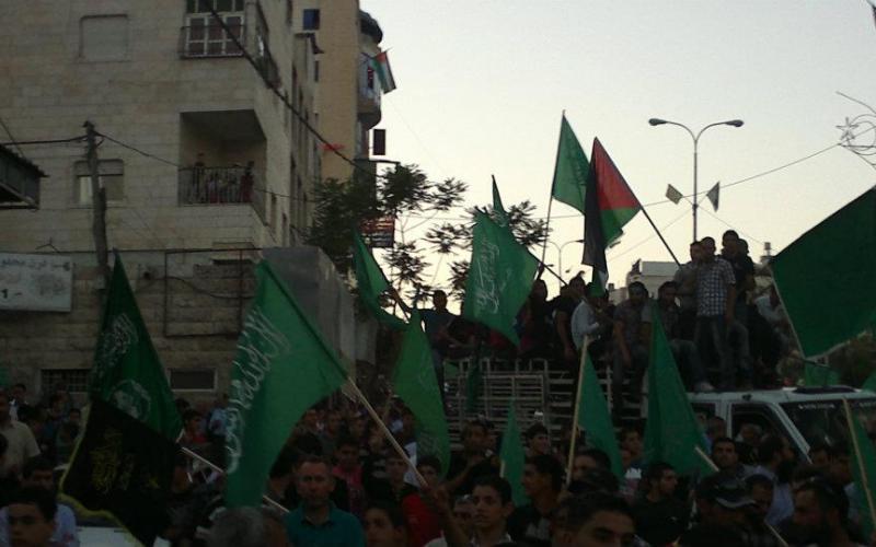 بالصور..الخليل تستقبل الشهداء بالورود والرايات