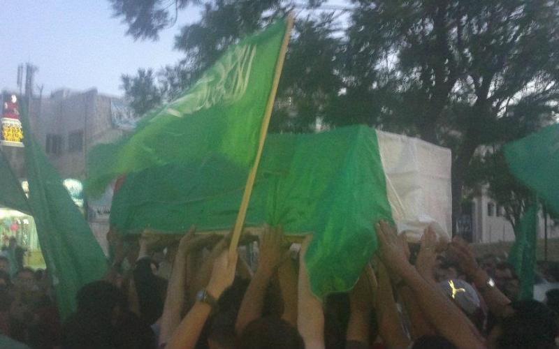 بالصور..الخليل تستقبل الشهداء بالورود والرايات