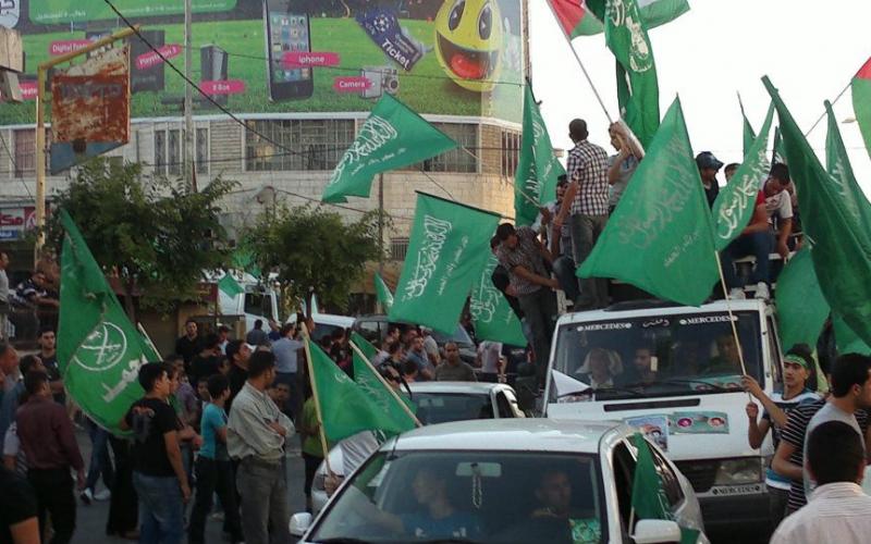 بالصور..الخليل تستقبل الشهداء بالورود والرايات