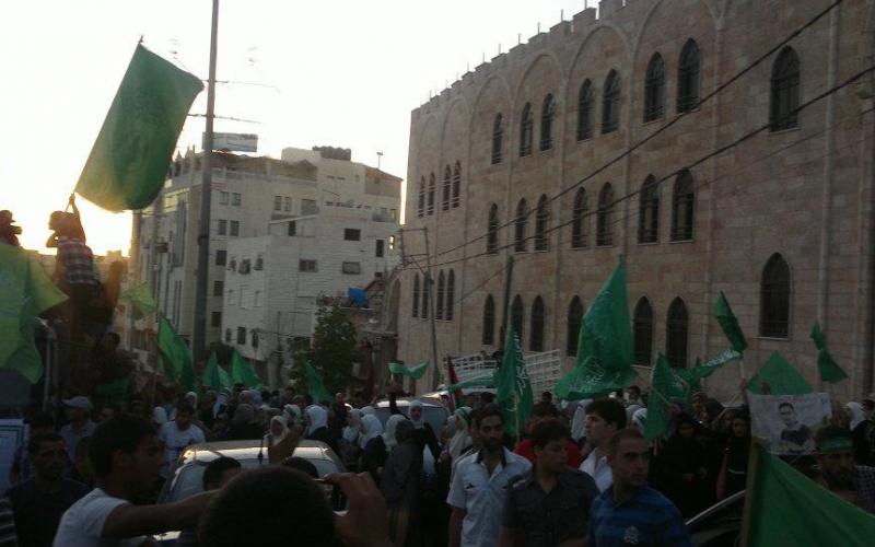 بالصور..الخليل تستقبل الشهداء بالورود والرايات