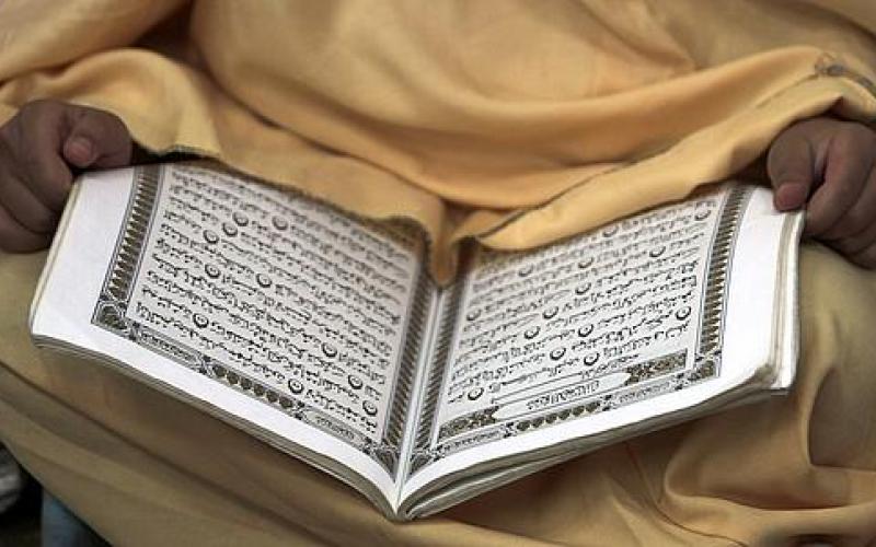 صور.. مبصرون ومكفوفون يحفظون القرآن بغزة