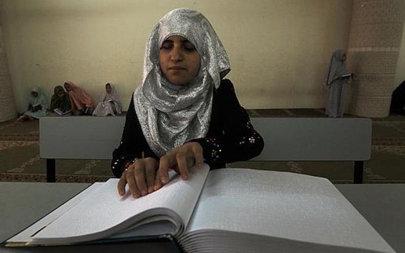 صور.. مبصرون ومكفوفون يحفظون القرآن بغزة