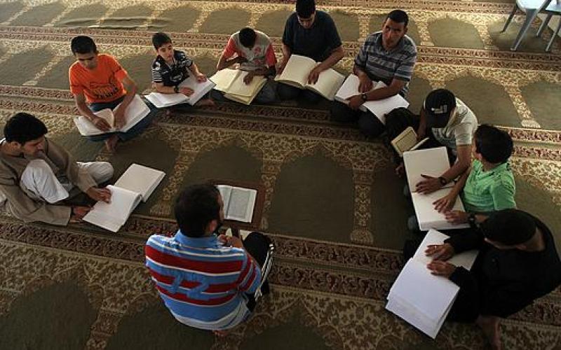 صور.. مبصرون ومكفوفون يحفظون القرآن بغزة