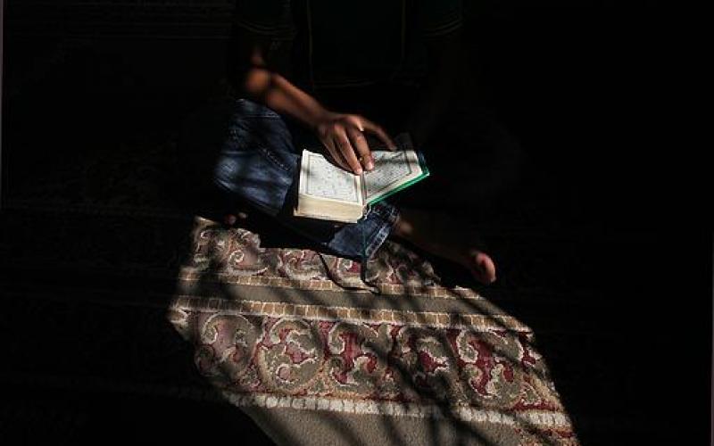صور.. مبصرون ومكفوفون يحفظون القرآن بغزة