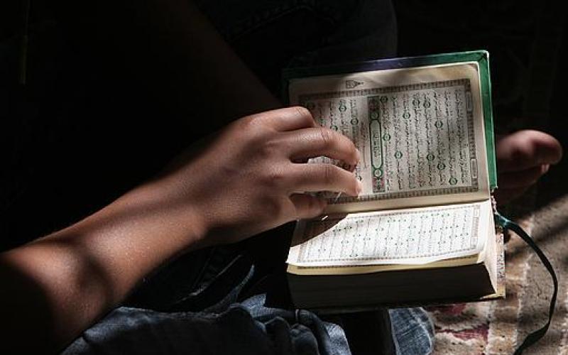 صور.. مبصرون ومكفوفون يحفظون القرآن بغزة