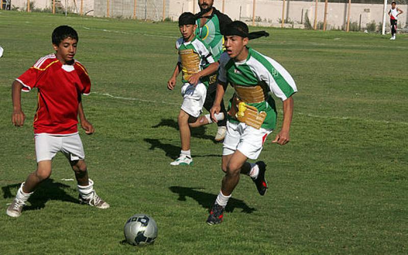 بالصور .. مبارة كرة قدم تضامناً مع "السرسك"