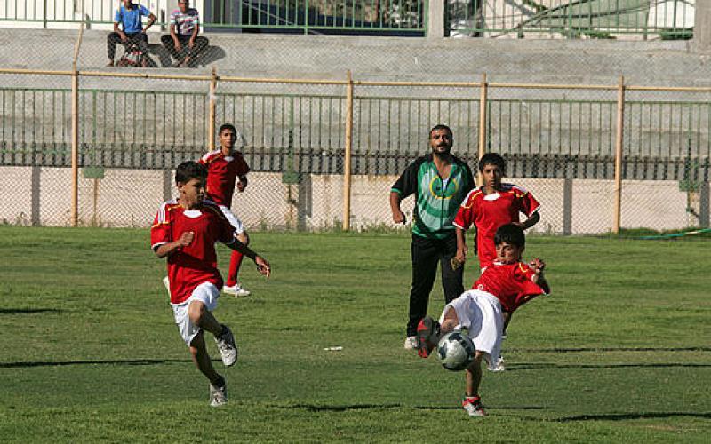 بالصور .. مبارة كرة قدم تضامناً مع "السرسك"