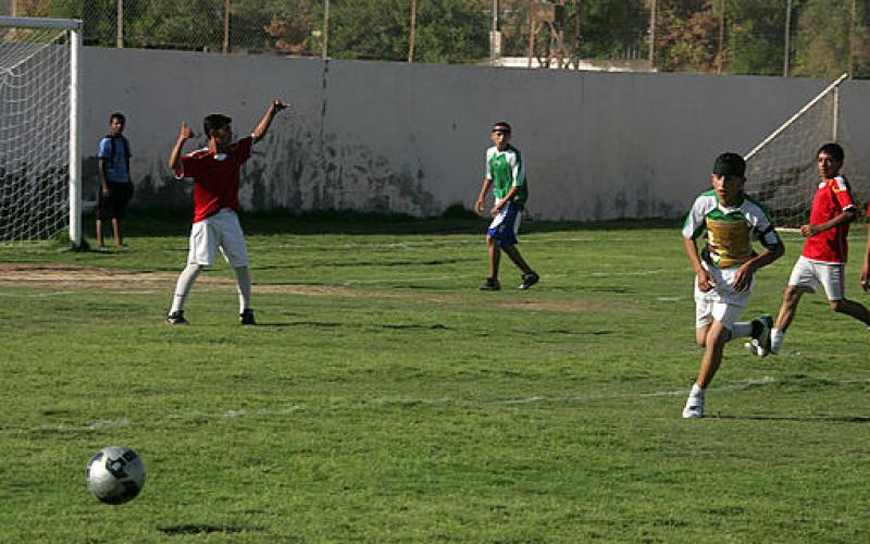 بالصور .. مبارة كرة قدم تضامناً مع "السرسك"