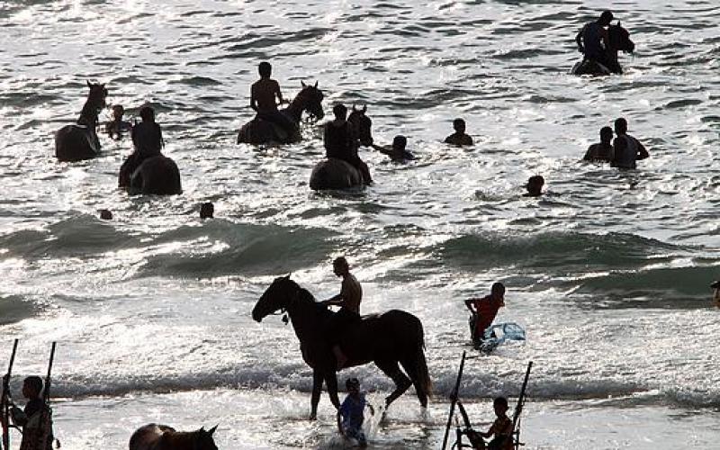 بالصور ..بحر غزة المتنفس الوحيد لأهالي القطاع