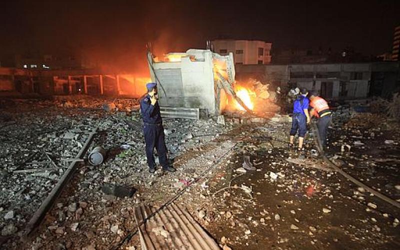 صور.. قصف عنيف لموقع السرايا الحكومي بغزة