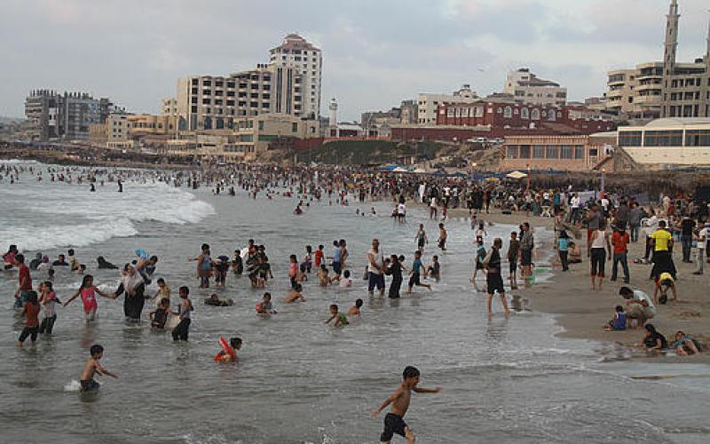 صور.. بحر غزة يكتظ بالناس