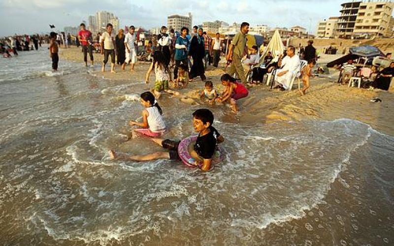 صور.. بحر غزة يكتظ بالناس