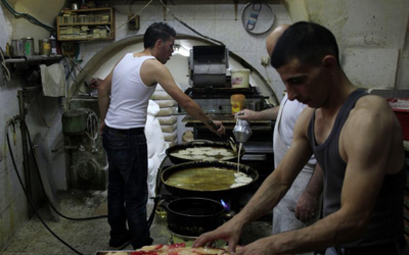 صور: حلويات "المشبّك" بنكهة مقدسية