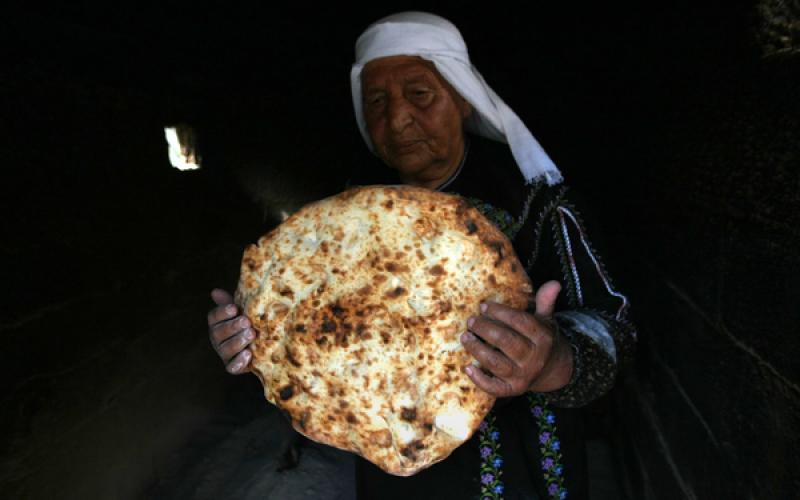 صور: خبز الطابون بيد مسنّة فلسطينية