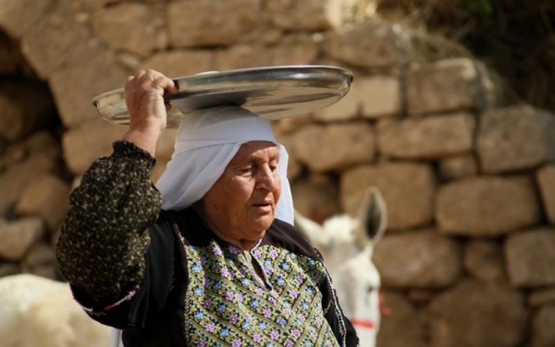 صور: خبز الطابون بيد مسنّة فلسطينية