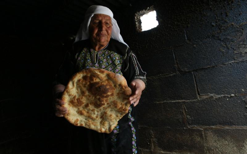 صور: خبز الطابون بيد مسنّة فلسطينية