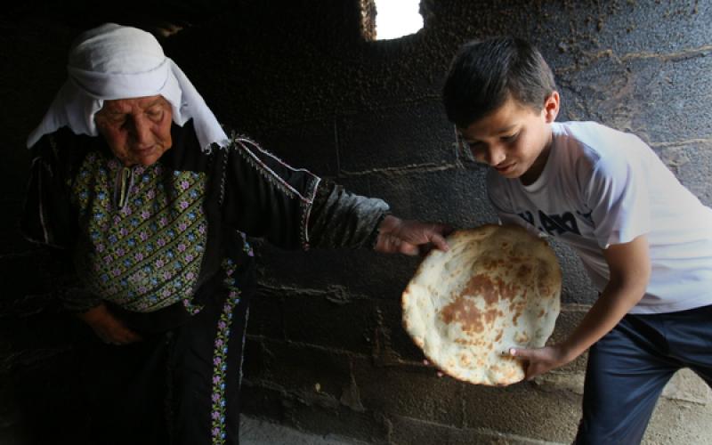 صور: خبز الطابون بيد مسنّة فلسطينية