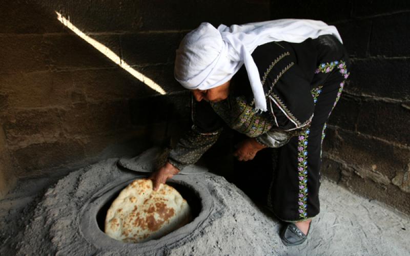 صور: خبز الطابون بيد مسنّة فلسطينية