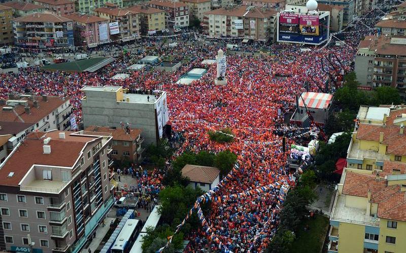 صور: مئات الآلاف تأييداً لأردوغان بأنقرة