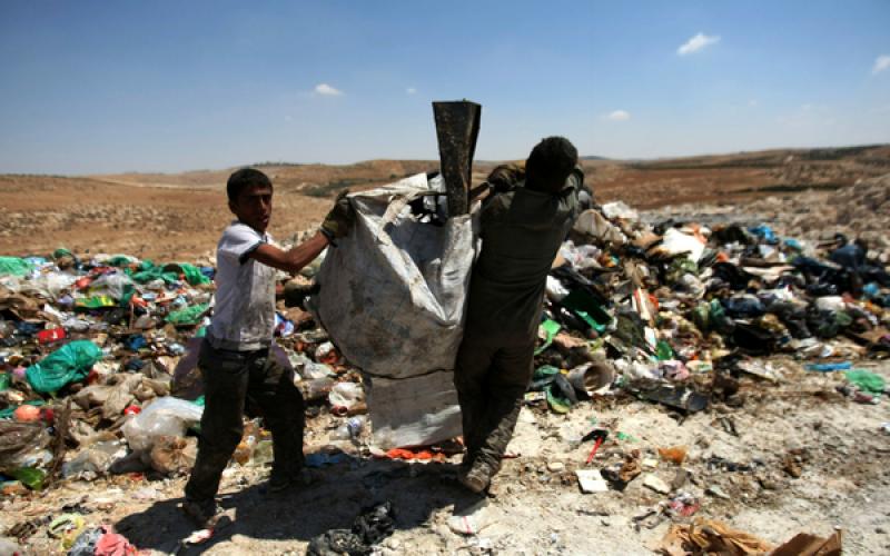 صور: فلسطينيون لقمة عيشهم في القمامة