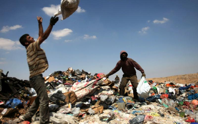 صور: فلسطينيون لقمة عيشهم في القمامة