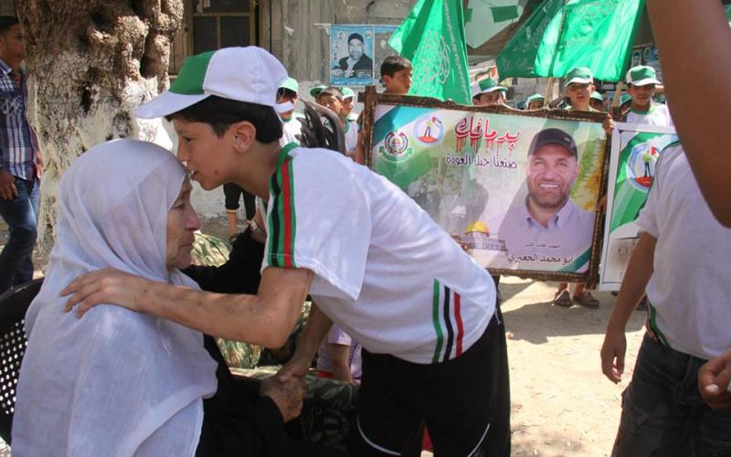 صور:دموع والدة الجعبري باستقبال "جيل العودة"