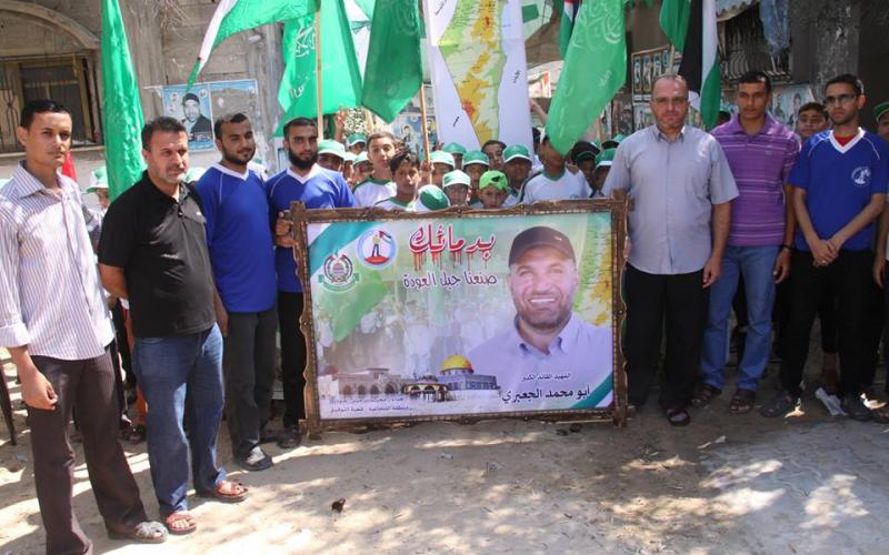 صور:دموع والدة الجعبري باستقبال "جيل العودة"