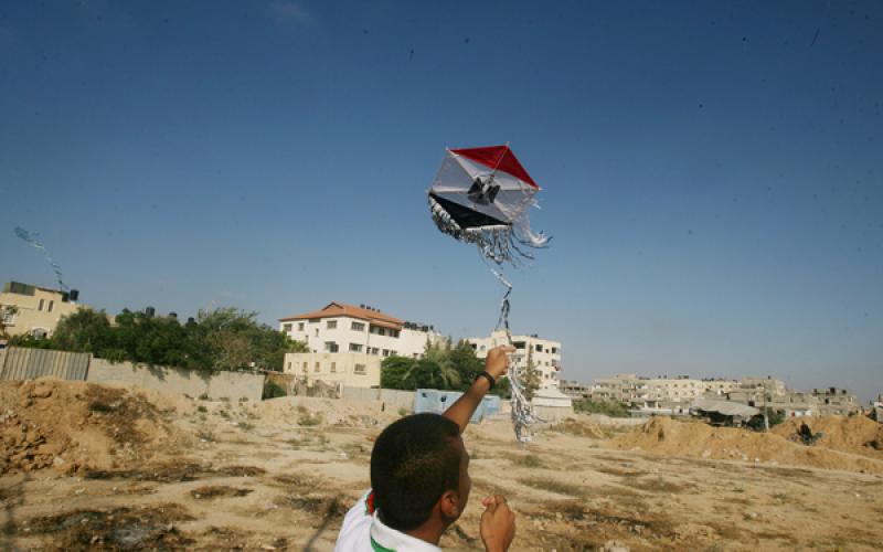 صور: مسيرة بالطائرات الورقية لدعم مصر