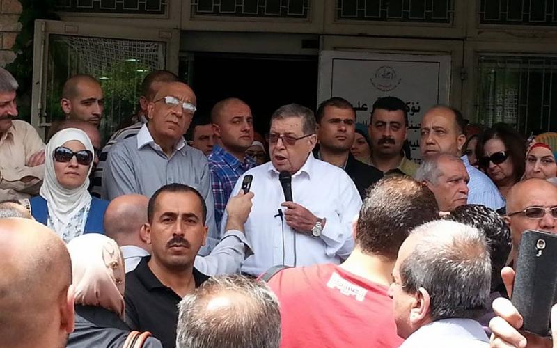 بالصور: بلدية نابلس تعلق عملها بعد تعرضها لإلقاء قنابل