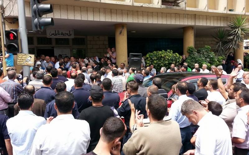 بالصور: بلدية نابلس تعلق عملها بعد تعرضها لإلقاء قنابل