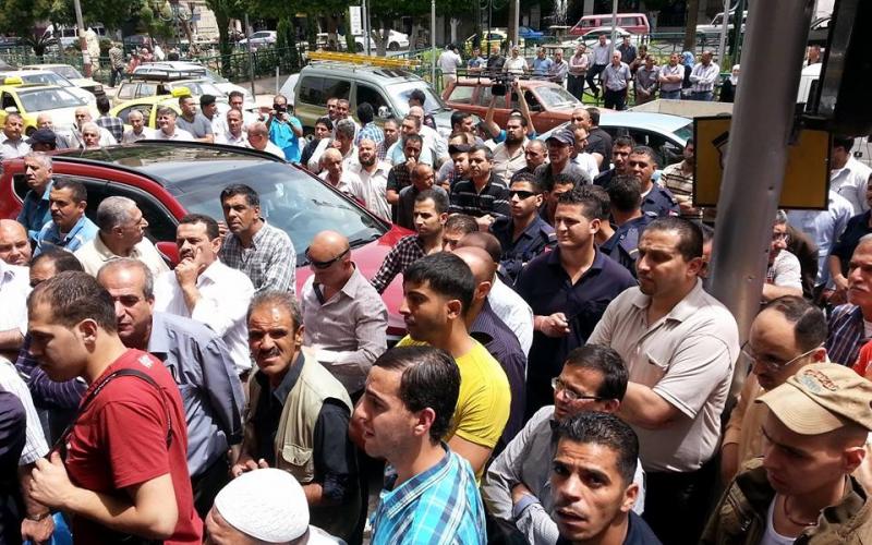 بالصور: بلدية نابلس تعلق عملها بعد تعرضها لإلقاء قنابل