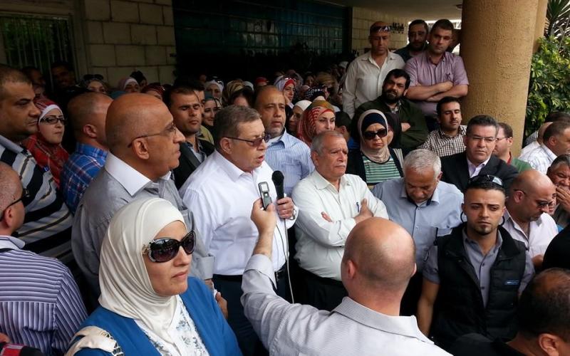 بالصور: بلدية نابلس تعلق عملها بعد تعرضها لإلقاء قنابل