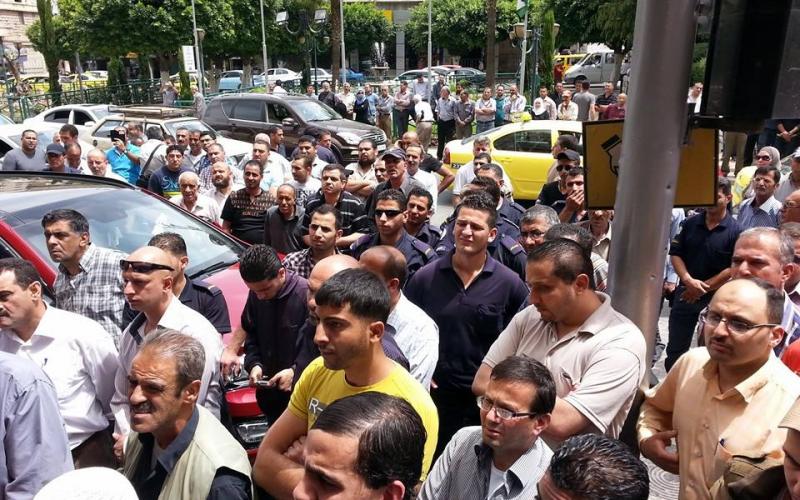 بالصور: بلدية نابلس تعلق عملها بعد تعرضها لإلقاء قنابل