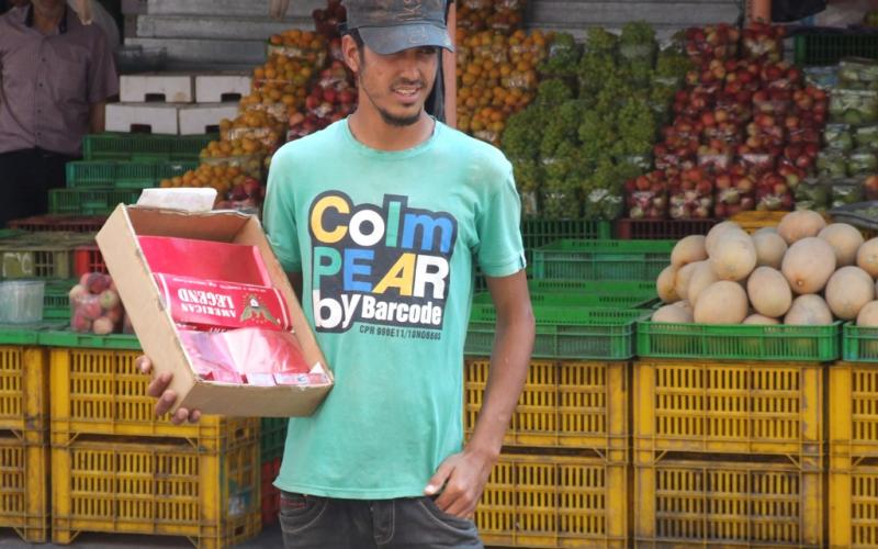 بالصور: بيع الدخان بين الحاجة والوقوع بالحرام