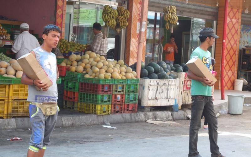 بالصور: بيع الدخان بين الحاجة والوقوع بالحرام